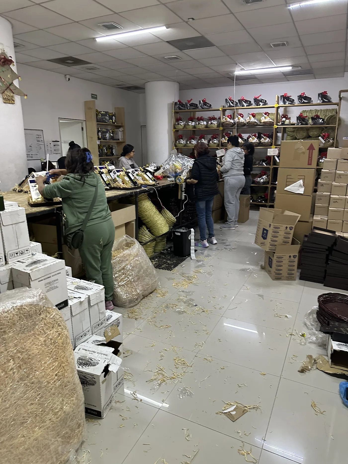 Armado y empaque de arcones de regalo en taller